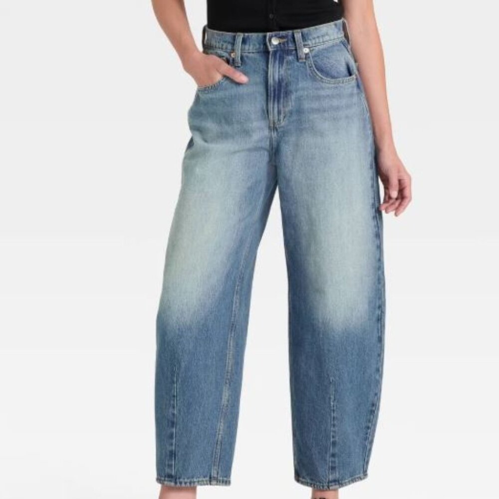 Women's High-Rise Easy Barrel Ankle Jeans - Universal Thread™ Medium Wash 2